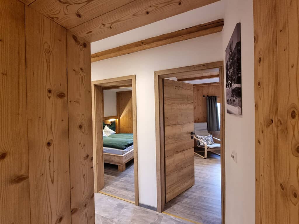 Blick im Fur in Schlafzimmer 1 und 2_Alm Chalet