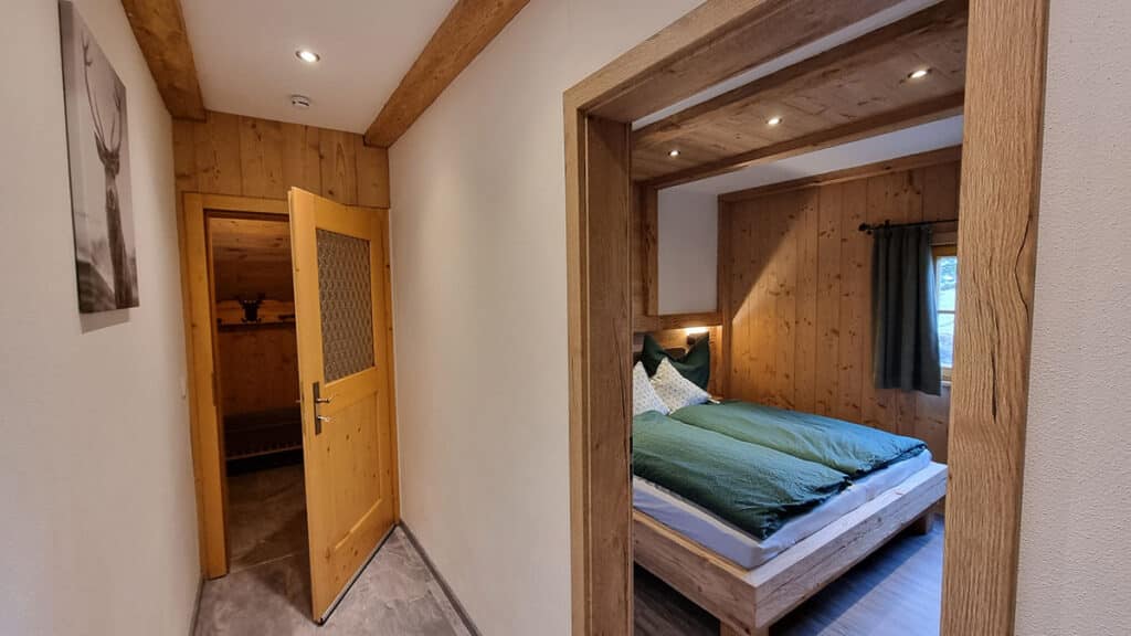 Flur mit Blick ins Schlafzimmer Nr. 1_Alm Chalet