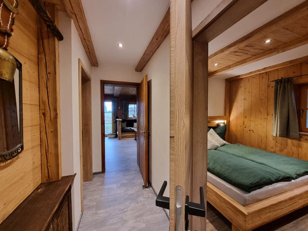 Flur mit Blick ins Schlafzimmer Nr. 3_Alm Chalet