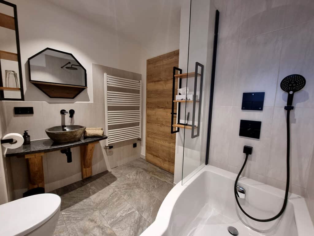 Großes Badezimmer mit Badewanne_Alm Chalet