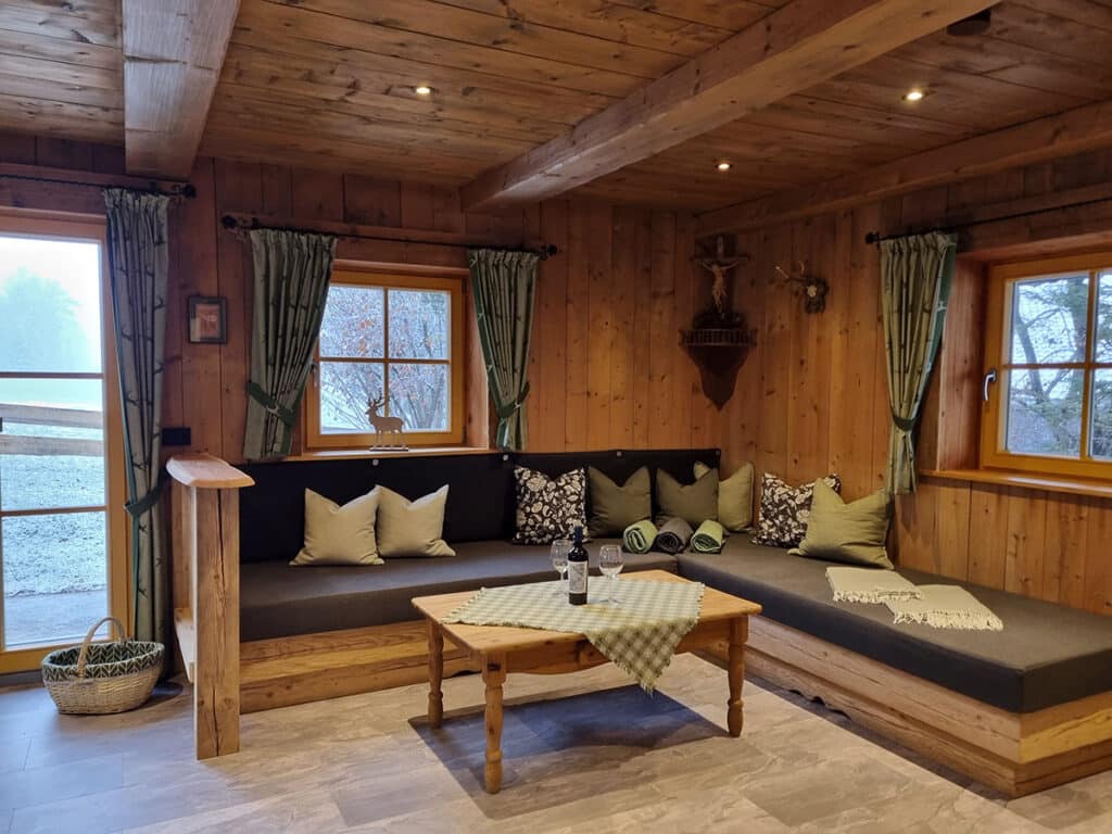 Großzügige und gemütliche Sitz- und Liegemöglichkeit_Alpen Chalet