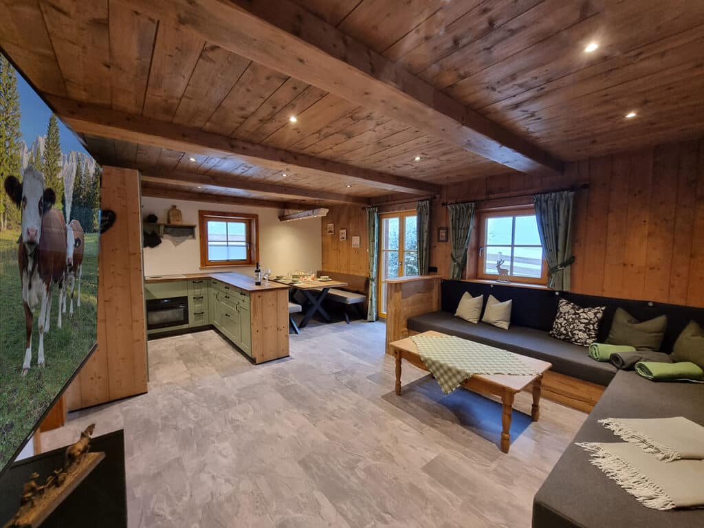 Großzügige und gemütliches Ess- und Wohnzimmer_Alpen Chalet