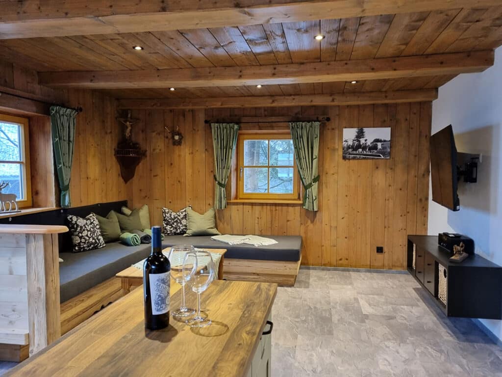 Küchentresen mit Weingläser und Blick in den Wohnraum_Alm Chalet