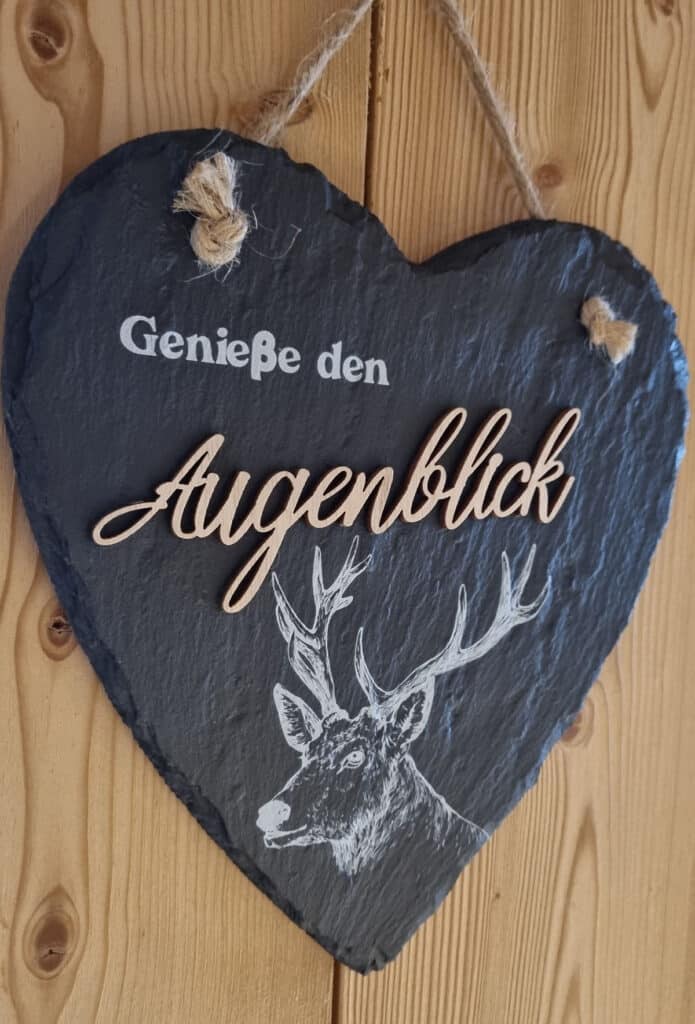 Schild mit dem Spruch-Genieße den Augenblick